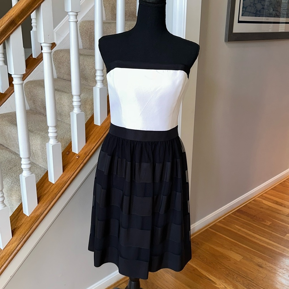 White House Black Market - Black and white strapless dress - size 10